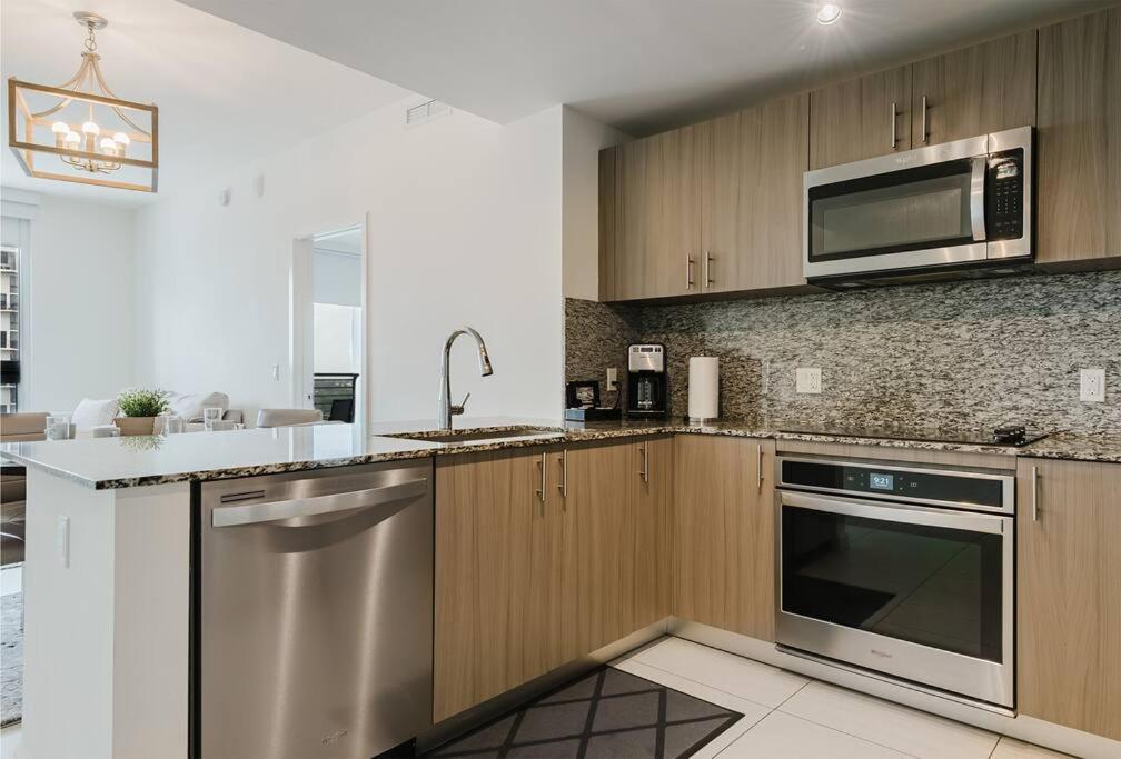 Wonderful 2 Bedroom In Downtown Doral Apartment *